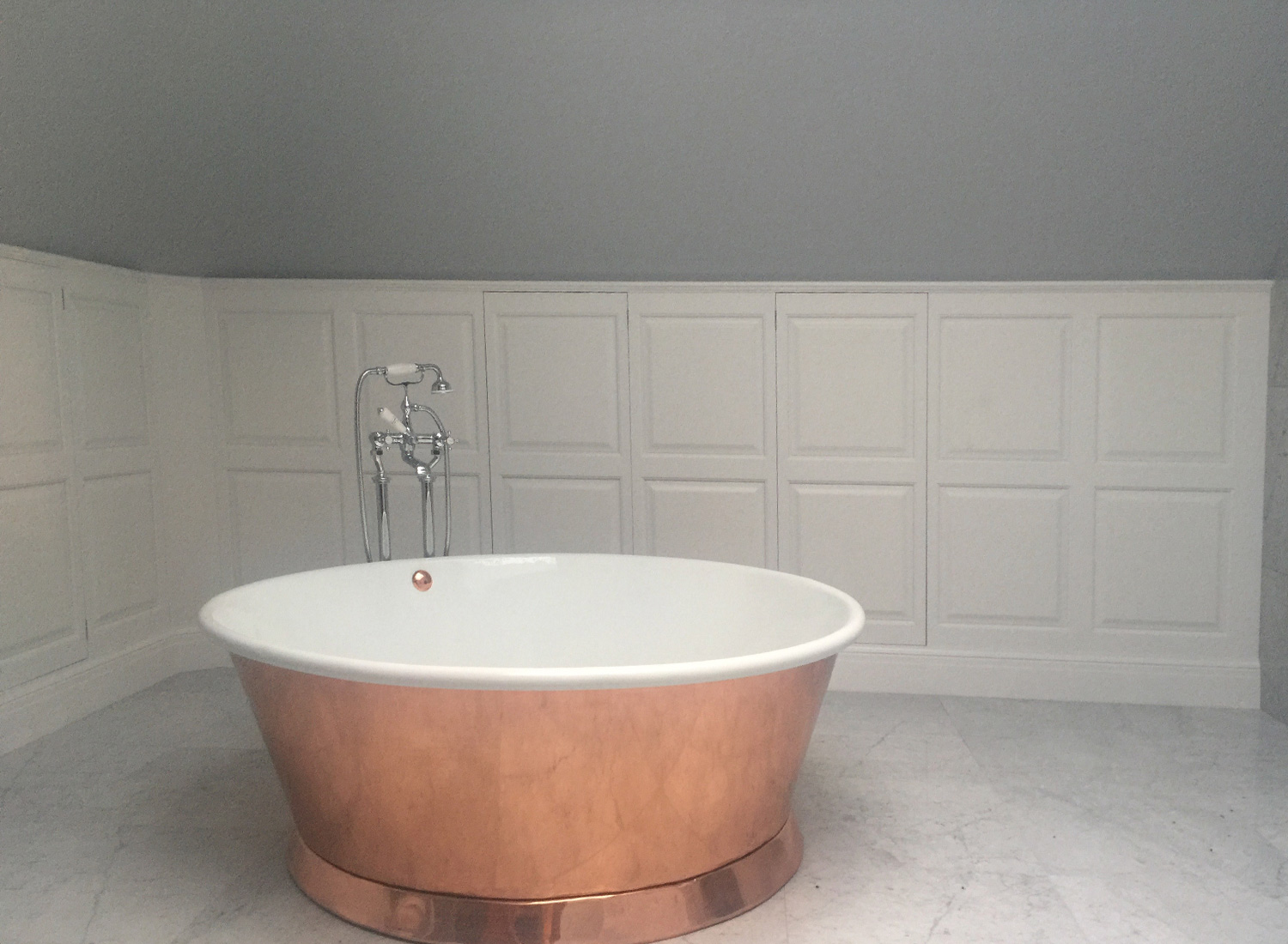 Bespoke joinery by Reeve & Co: Bathroom painted paneling