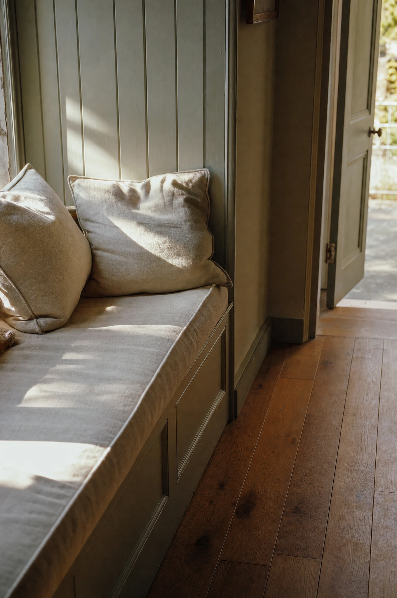 Painted tongue-and-groove panelling and a fitted window seat in a Suffolk coastal residence — Reeve & Co design study